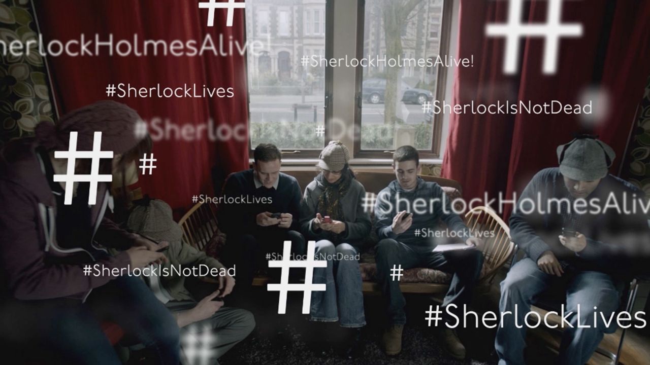 Создатели британского сериала «Шерлок» включили в первую серию третьего сезона сцену с клубом фанатов, обсуждающих теории касательно смерти Шерлока, от логичных до совершенно абсурдных. Источник: Sherlock Lives - BBC One | Red Bee