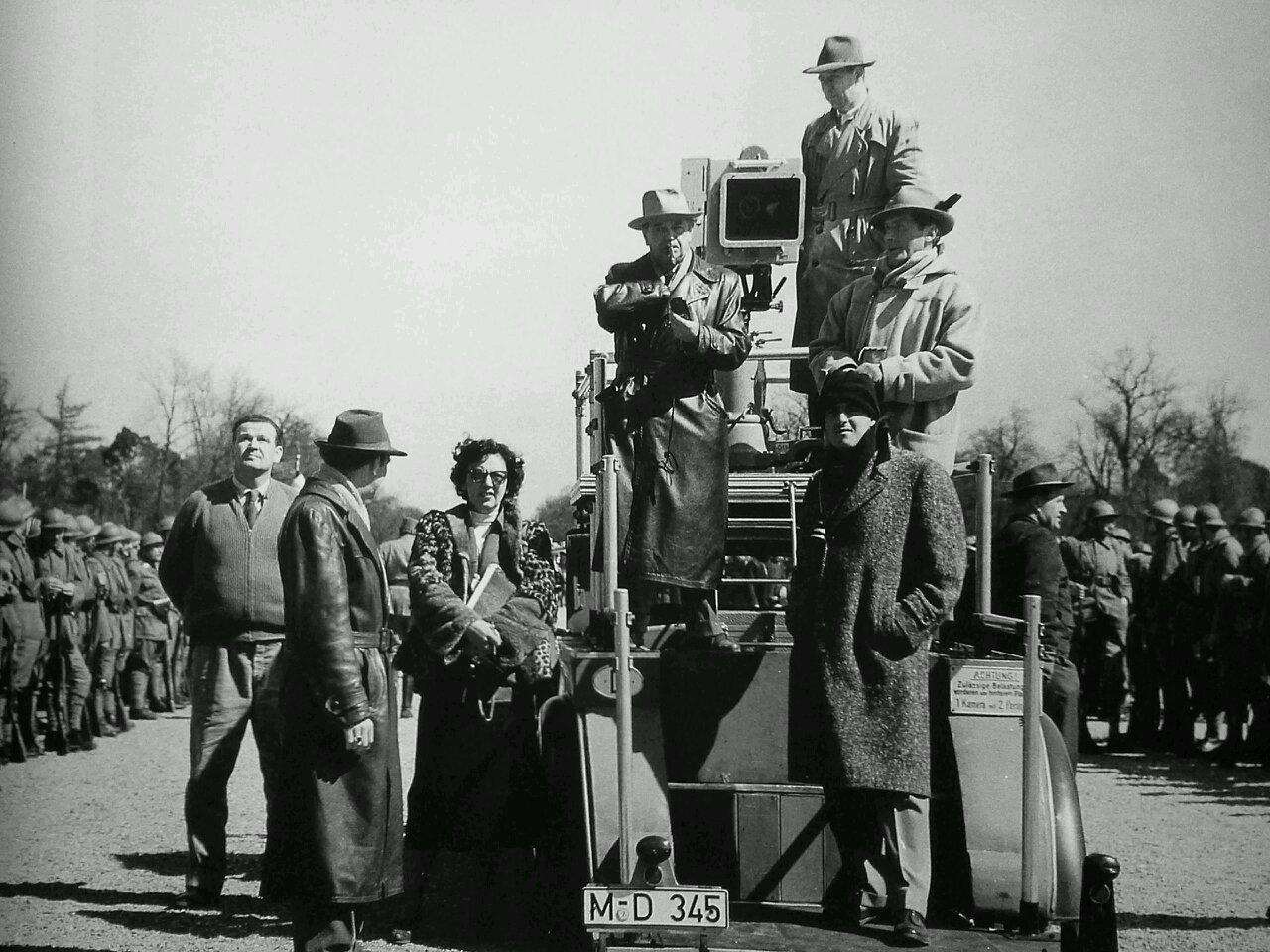 Кадр со съемок фильма «Тропы Славы», 1957. Стэнли Кубрик контролирует процесс с операторской тележки